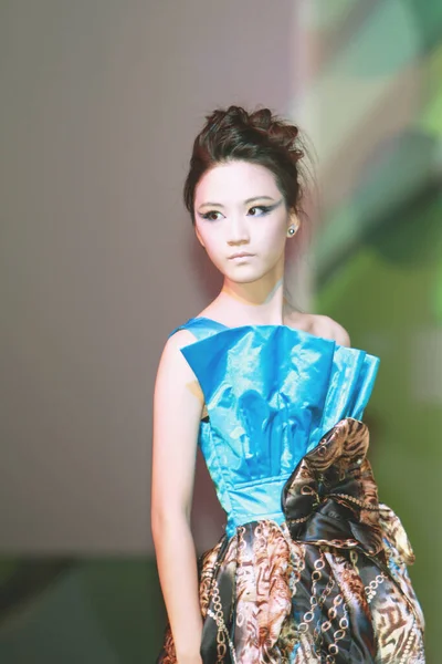 Ağustos 2011 Modelleri Defilede Podyum Finalinde Yürür — Stok fotoğraf