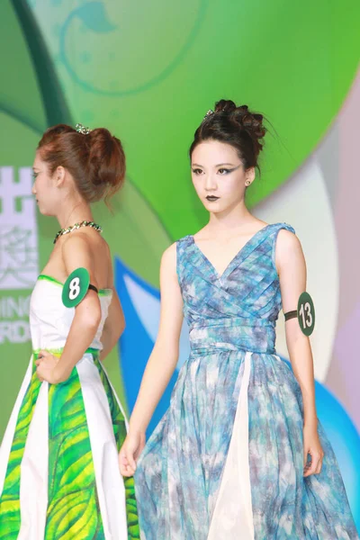 Aug 2011 Μοντέλα Περπατούν Στο Φινάλε Του Διαδρόμου Στην Επίδειξη — Φωτογραφία Αρχείου