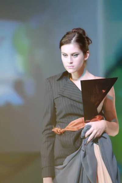 Ağustos 2011 Modelleri Defilede Podyum Finalinde Yürür — Stok fotoğraf