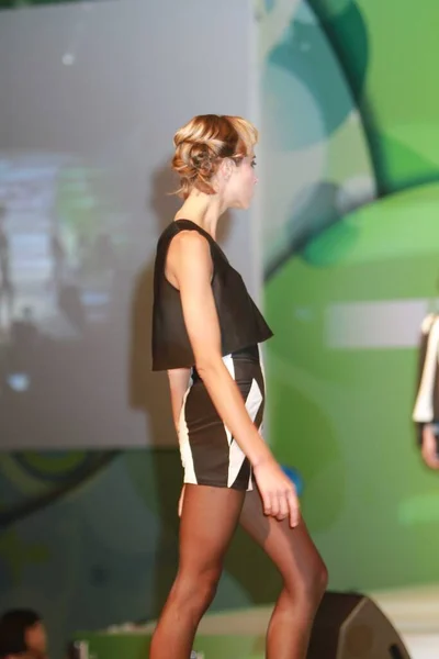 Aug 2011 Models Laufen Bei Der Modenschau Über Den Laufsteg — Stockfoto