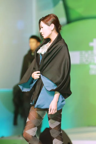 2011年8月27日モデルはファッションショーで滑走路フィナーレを歩く — ストック写真