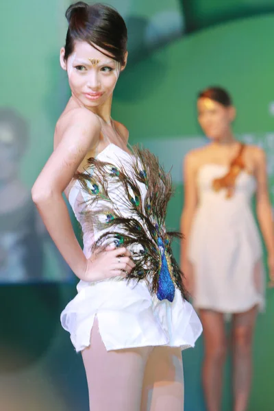 Sie 2011 Modelki Modele Przechadzają Się Finale Pokazie Mody — Zdjęcie stockowe