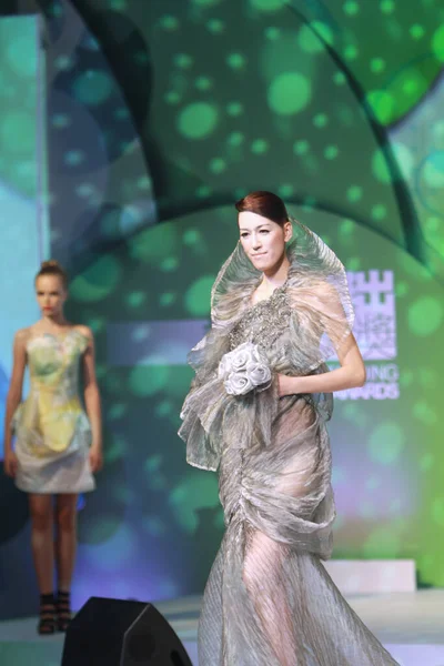 27 Ağustos 2011 Modelleri defilede podyum finalinde yürür