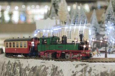 Alışveriş merkezindeki tatil model tren sahnesi.