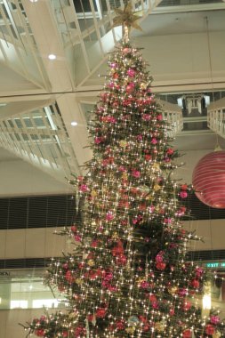 30 Aralık 2011 Chrismtas ağacında asılı kırmızı ve altın renkli parıldayan topun yakın plan fotoğrafı