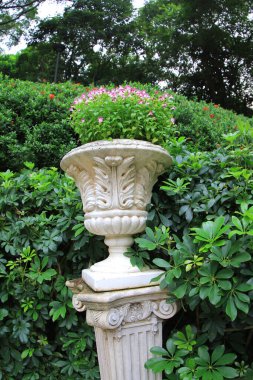 Barrock Park 'taki eski taş kadeh heykeli.