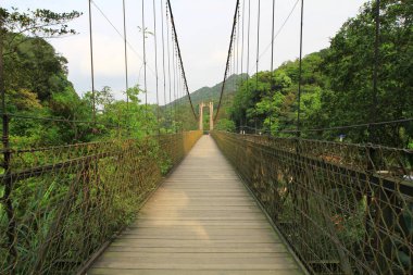 18 Nisan 2011 Shihfen şelalesi yakınlarında bir Jingan asma köprüsü,