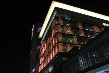 19 Nisan 2011 Xinyi Bölgesi, Taipei 'nin gece sokak manzarası