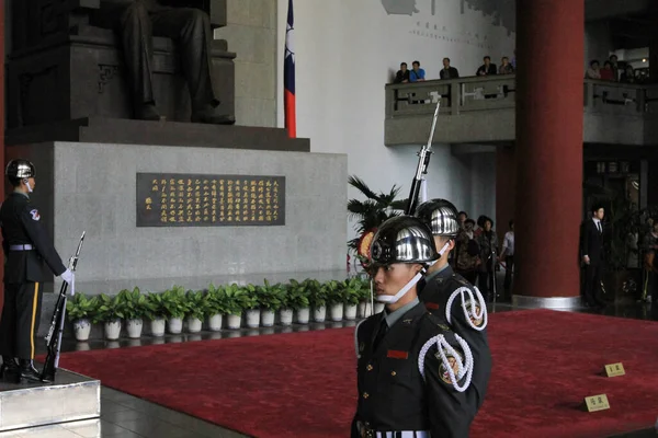 Апреля 2011 Солдаты Стоят Страже Национальном Мемориальном Зале Сунь Ятсена — стоковое фото