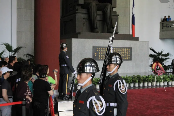 April 2011 Soldaten Staan Wacht Bij National Sun Yat Sen — Stockfoto