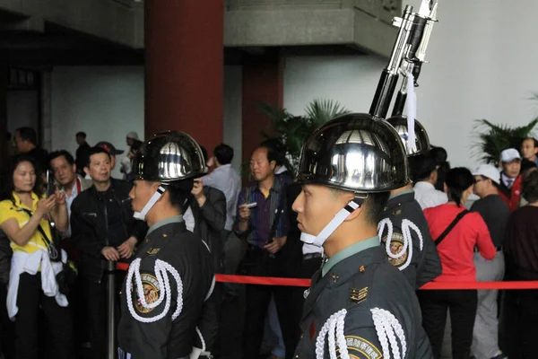 Kwietnia 2011 Żołnierze Stoją Straży National Sun Yat Sen Memorial — Zdjęcie stockowe