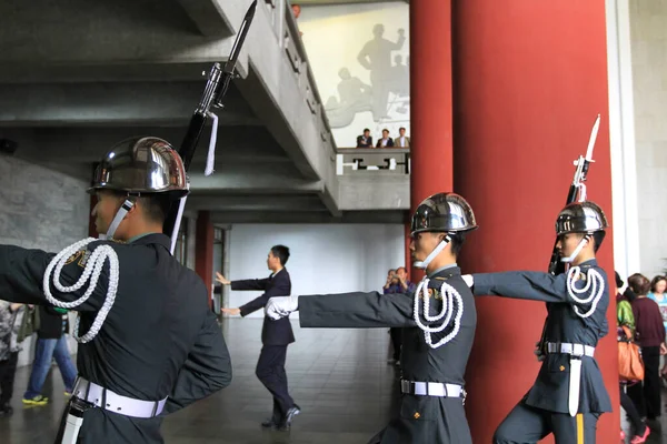 April 2011 Soldaten Staan Wacht Bij National Sun Yat Sen — Stockfoto