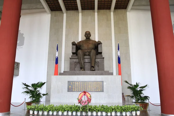 Апреля 2011 Бронзовая Статуя Сунь Ятсена Мемориальном Зале Тайбэе Тайвань — стоковое фото