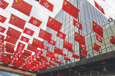 1 OKT 2022 Bir Çin Bayrakları Binayı Asıyor, Hong Kong