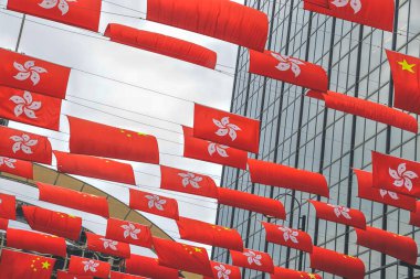 1 OKT 2022 Bir Çin Bayrakları Binayı Asıyor, Hong Kong