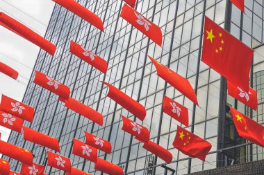 1 OKT 2022 Bir Çin Bayrakları Binayı Asıyor, Hong Kong