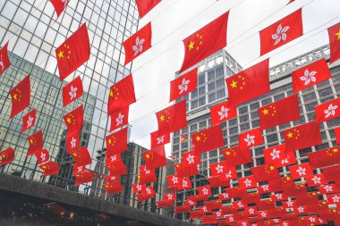 1 OKT 2022 Bir Çin Bayrakları Binayı Asıyor, Hong Kong