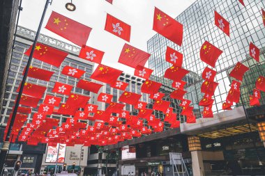 1 OKT 2022 Bir Çin Bayrakları Binayı Asıyor, Hong Kong