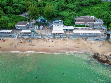 2 Ekim 2022 Silverstrand Sahili ve yeşil tepelerin güzel manzarası