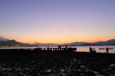 Hong Kong 'da kayalık bir sahilde gün batımı..