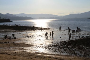 Hong Kong 'da kayalık bir sahilde gün batımı..