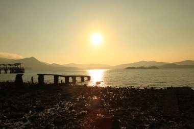 Hong Kong 'da kayalık bir sahilde gün batımı..