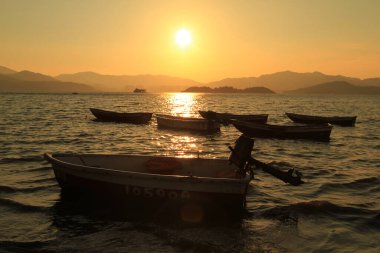 Hong Kong 'da kayalık bir sahilde gün batımı..