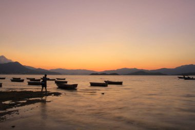 Hong Kong 'da kayalık bir sahilde gün batımı..