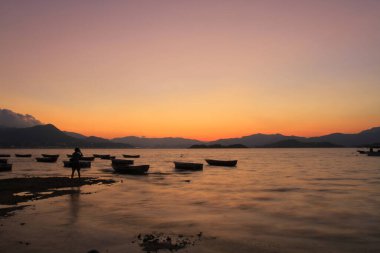 Hong Kong 'da kayalık bir sahilde gün batımı..