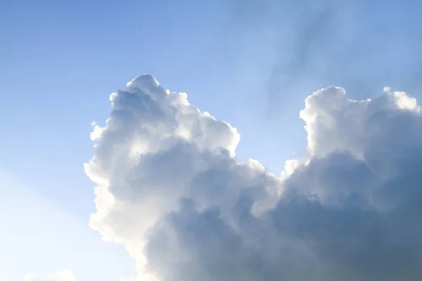 Juli 2011 Putih Berbulu Awan Langit Biru Latar Belakang Dari — Stok Foto