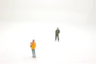 Tahtadaki küçük figürün eğlencesi.