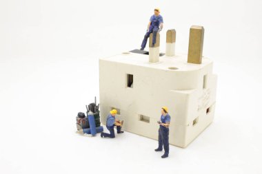 Elektrik işçileri takım çalışması konseptini kapatın. Elektrik prizi