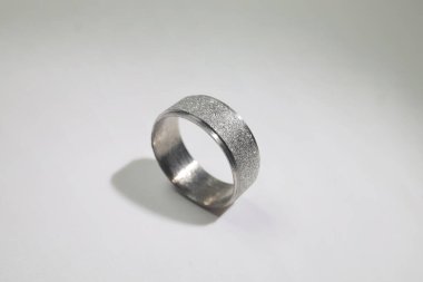 Gümüş bir yüzük, Yüzük beyaza