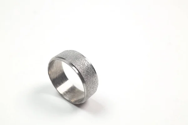 形状银环 白色环上的戒指 — 图库照片