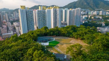 Tepe ağaçlarla dolu ve tepesinde tarihi bir yer var. 10 Ekim 2022.