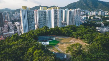 Tepe ağaçlarla dolu ve tepesinde tarihi bir yer var. 10 Ekim 2022.