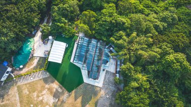 Tepe ağaçlarla dolu ve tepesinde tarihi bir yer var. 10 Ekim 2022.