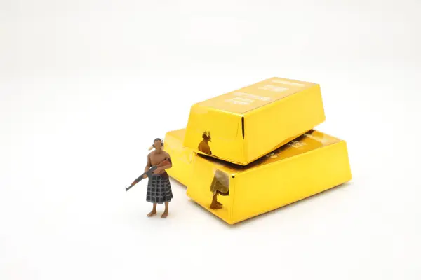 Eine Minifigur Mit Gewehr Vor Dem Goldbarren — Stockfoto