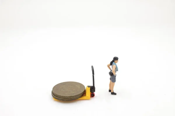 Die Figur Der Arbeiter Miniaturmenschen Die Münze Zieht — Stockfoto