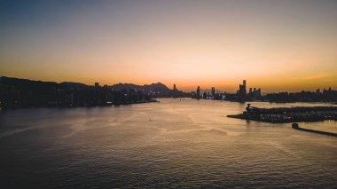 Victoria Limanı gün batımı ve Kwun Tong 5 Mayıs 2022 gece görüşü