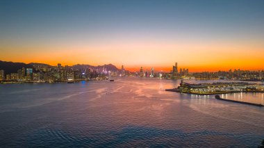 Victoria Limanı gün batımı ve Kwun Tong 5 Mayıs 2022 gece görüşü