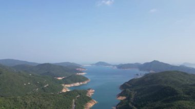22 Nisan 2022 Sai Kung Yarımadası 'nın bir parçası olan yüksek ada rezervuarı.