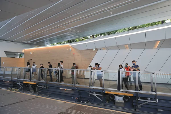 Attesa Dell Arrivo Del Peak Tram Alla Stazione Hong Kong — Foto Stock