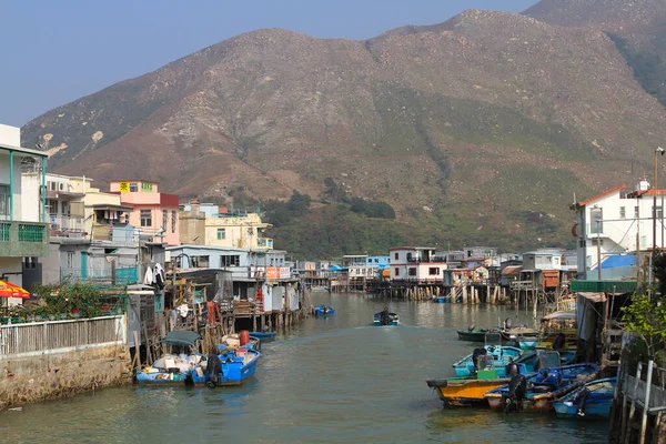 2012年1月1日香港大澳渔村沿岸的斜屋 免版税图库照片