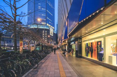 Umeda İstasyonu ve Osaka İstasyonu Osakaka 8 Nisan 2012