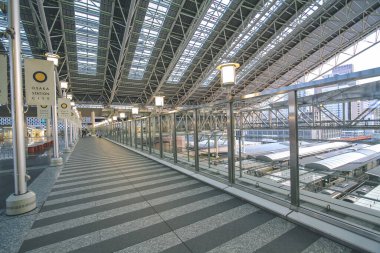 JR Osaka İstasyonu 'ndaki yürüyen merdiven 8 Nisan 2012' de kullanılacak.