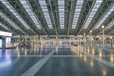 JR Osaka İstasyonu 'ndaki yürüyen merdiven 8 Nisan 2012' de kullanılacak.