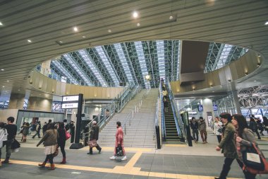 Turistler ve yerel halk Osaka Japonya 'daki Osaka İstasyonu' nda işe gidip geliyorlar.