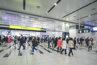 Turistler ve yerel halk Osaka Japonya 'daki Osaka İstasyonu' nda işe gidip geliyorlar.