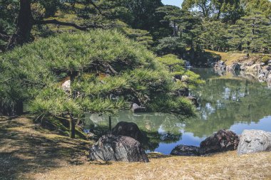 Seiryu-en bahçesi ve Nijo Kalesi 'ndeki çay evi, Kyoto, Japonya 8 Nisan 2012